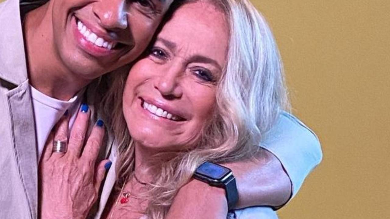 Susana Vieira posa agarradinha com repórter gato da TV Globo e web atiça: “Está sendo cobiçado”