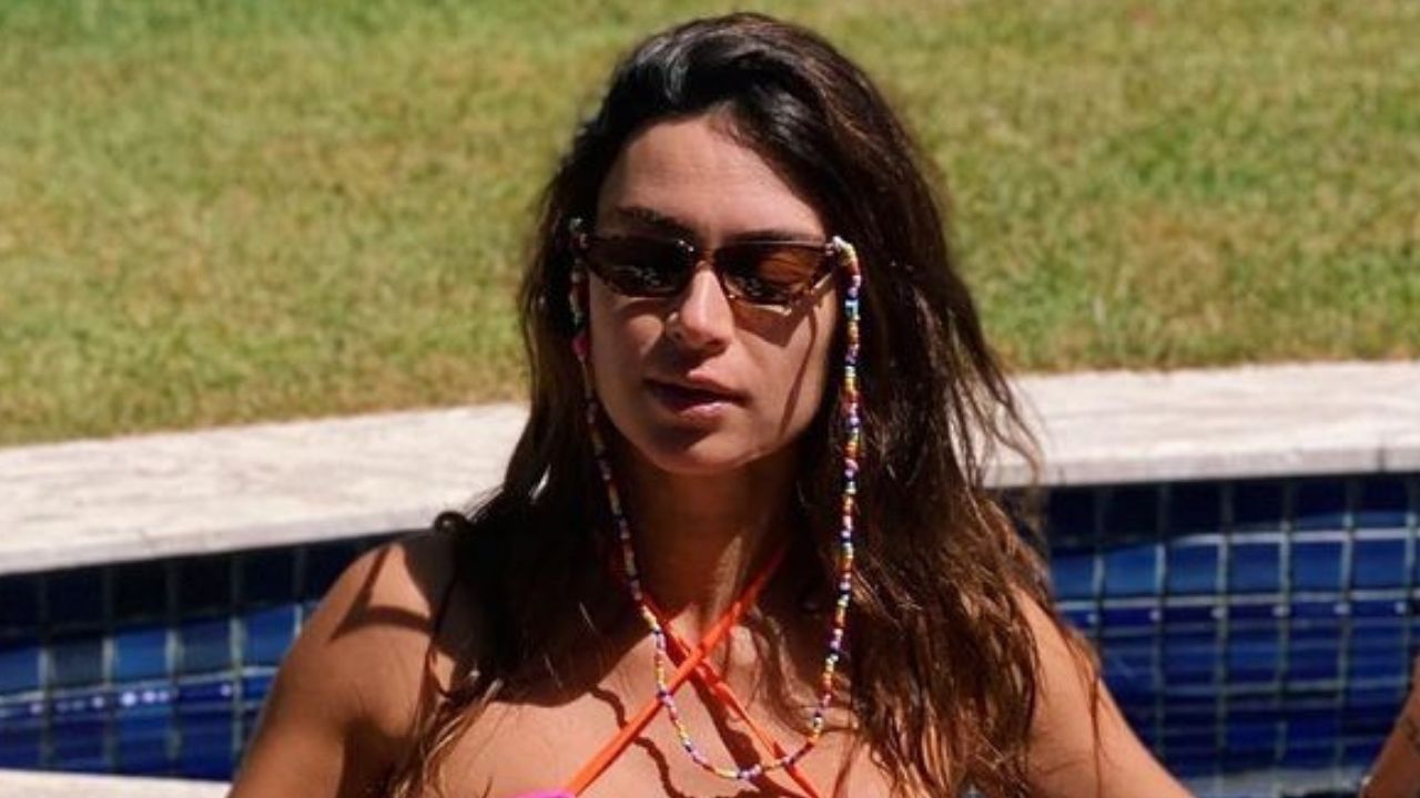 Grávida, Thaila Ayala posa de biquíni trançado e exibe café da manhã luxuoso na piscina: “Sensacional”