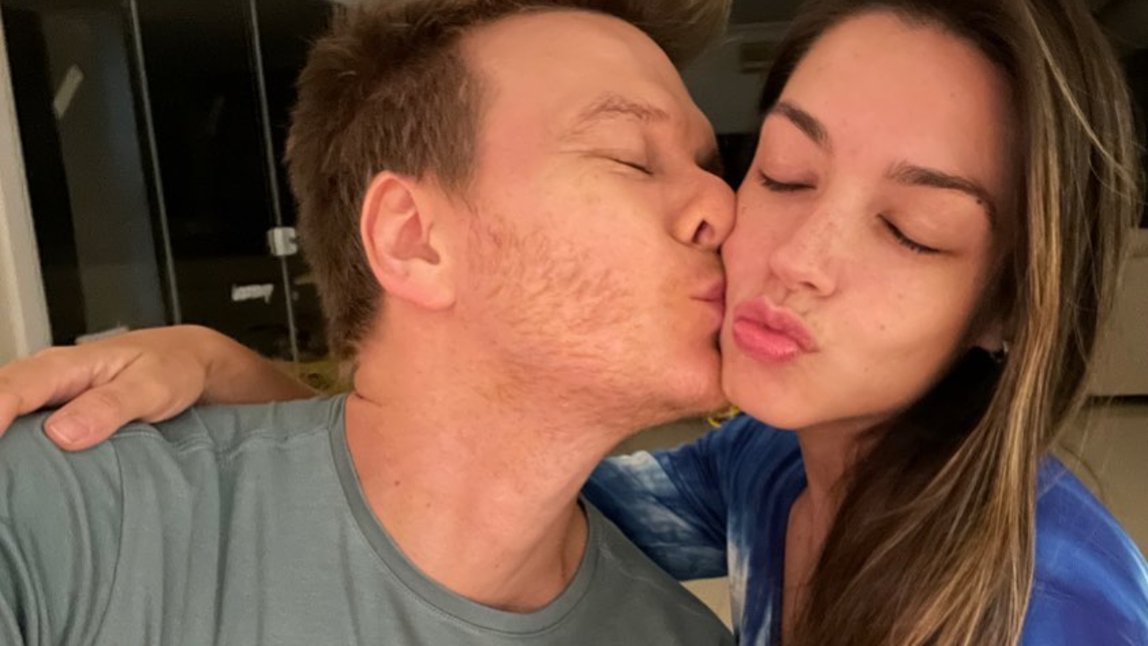 Na França, Thaís Fersoza compartilha clique de Michel Teló e se derrete de amores: “Amor da minha vida”