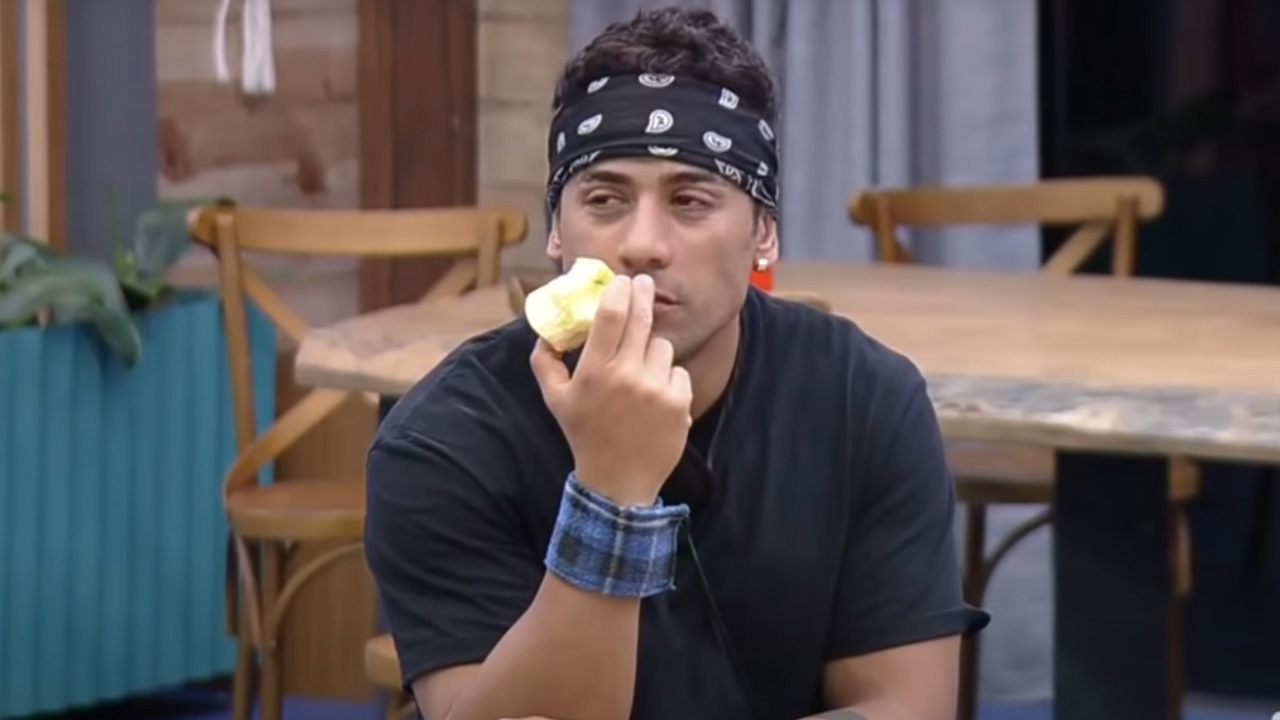 A Fazenda 13: Temperado com pó? Tiago Piquilo bebe café que caiu no chão e solta: “Saborzinho diferente”