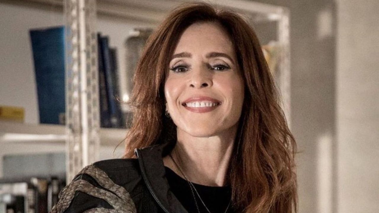 Deborah Evelyn defende relação com book azul de sua personagem em ‘Verdades Secretas 2’: “Faz o que ela quer”