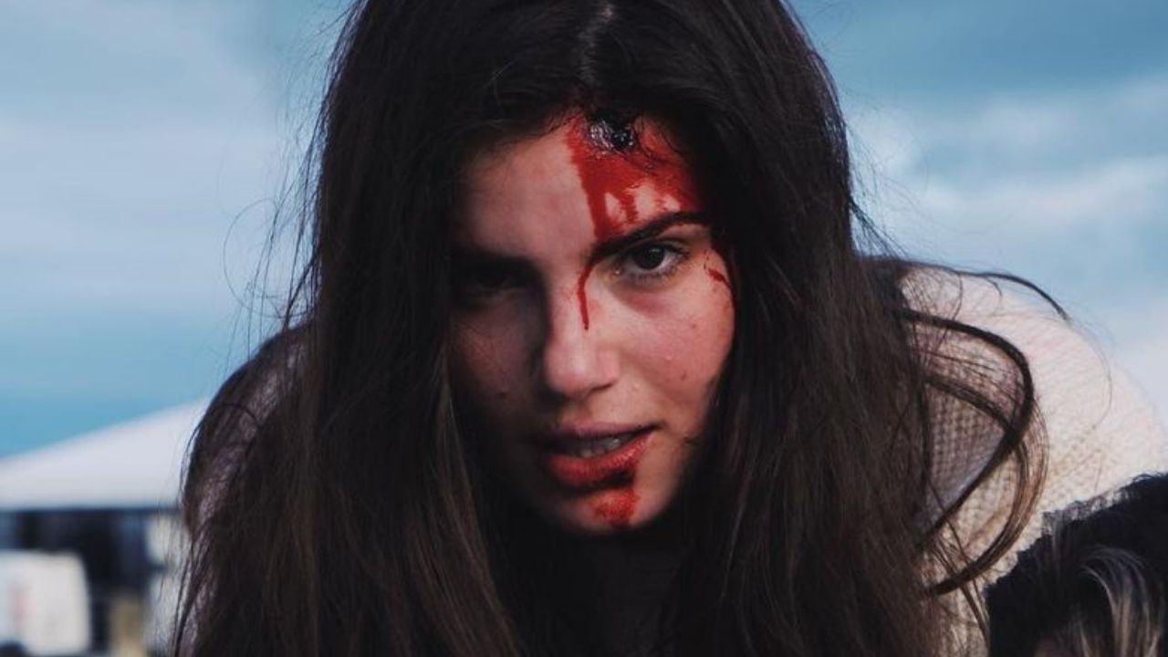 Camila Queiroz surge ensanguentada nos bastidores de acidente misterioso em ‘Verdades Secretas 2’