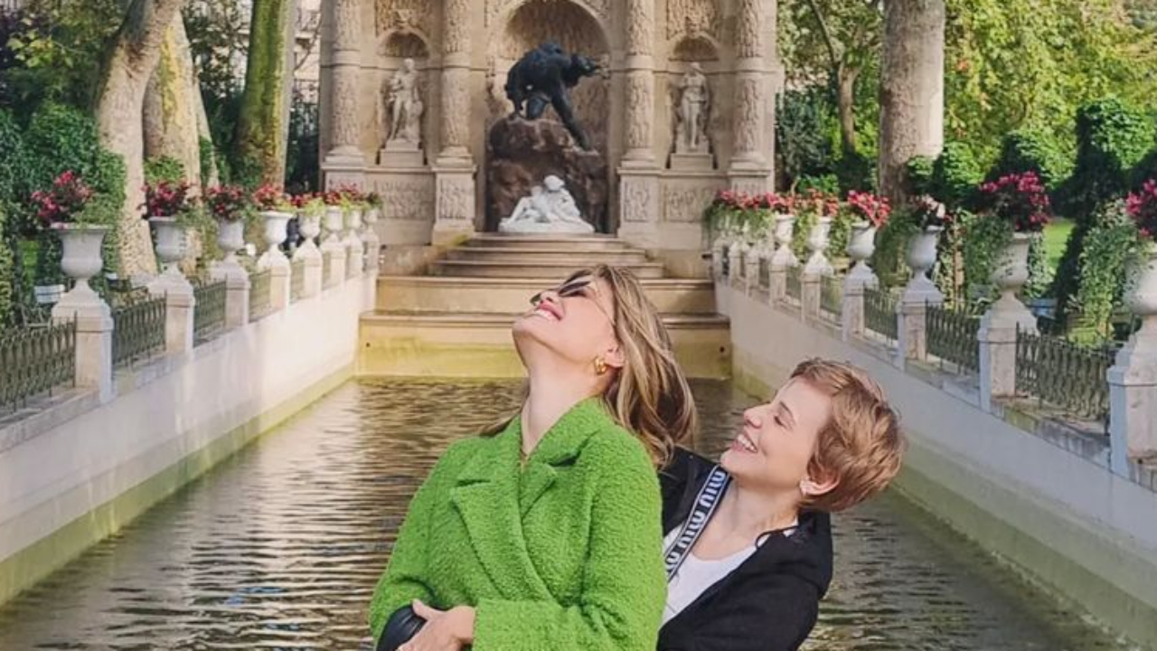 Em Paris, Vitória Strada e Marcella Rica curtem clima de romance e encantam seguidores: “Morro de amores”