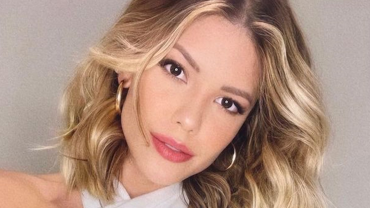 Magérrima, Vitória Strada deixa barriga trincada à mostra de top e saia brancos: “Que mulher”