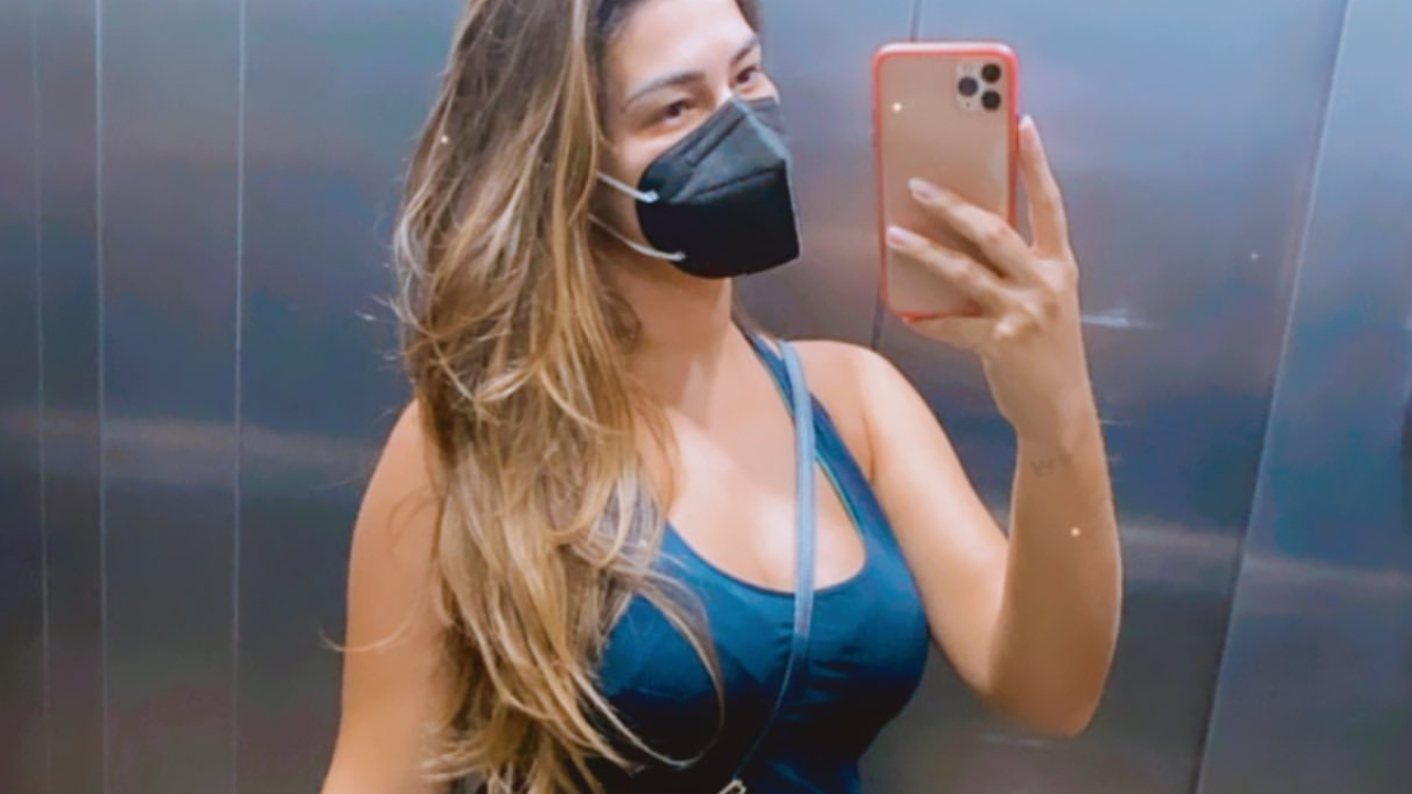 Com look justinho, ex-BBB Vivian Amorim impressiona fãs ao mostrar tamanho do barrigão: “Tá chegando!”