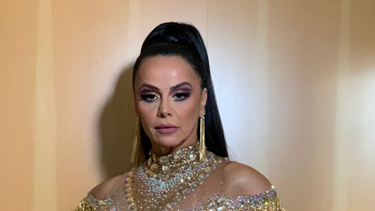 Com look deslumbrante, Viviane Araújo ostenta boa forma durante festa de aniversário da Mancha Verde