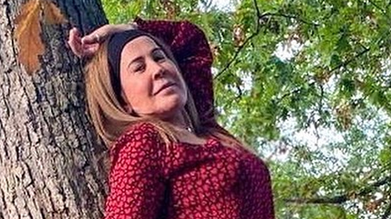 Em forma, Zilu Camargo mostra força dos pernões e trepa em árvore: “Não vai cair daí”