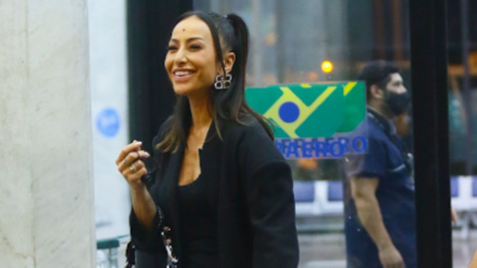 Após crise no casamento, Sabrina Sato é flagrada sorridente ao lado marido, Duda Nagle