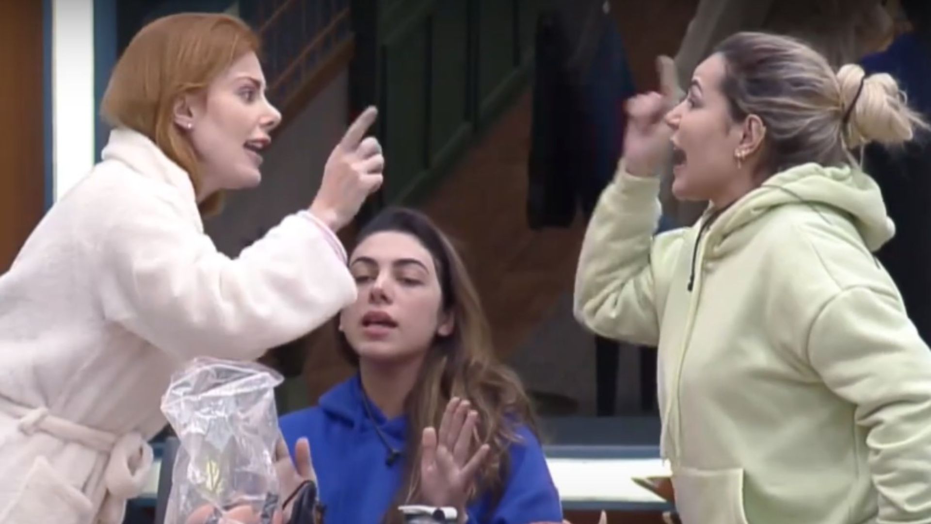 Quem vence? Tarólogo prevê quem ganha disputa entre Deolane e Deborah em ‘A Fazenda’