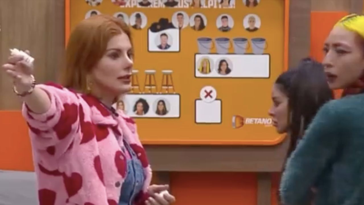 A Fazenda 14: Deborah Albuquerque afirma que não vai abaixar a cabeça para Deolane: “Eu bato de frente”
