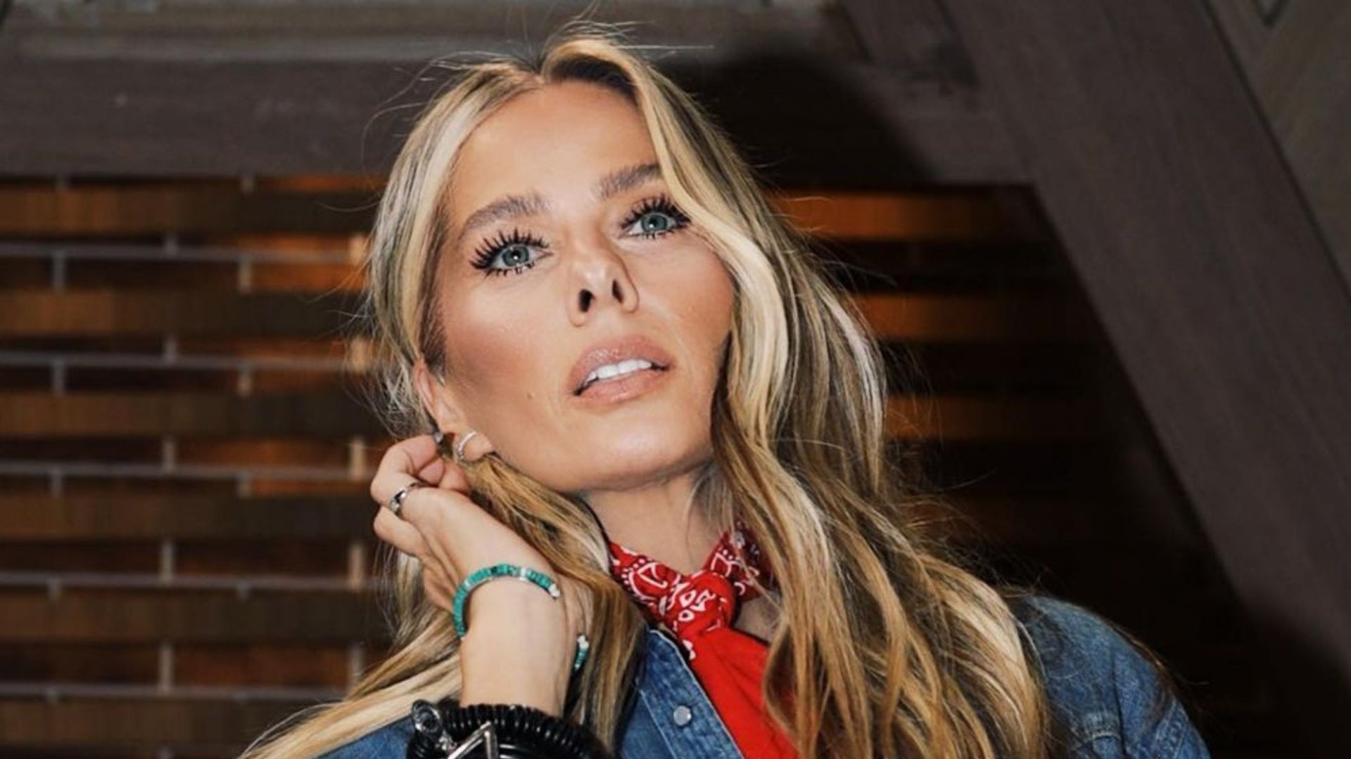 Adriane Galisteu arrasa com look jeans e deixa barriguinha à mostra: “Perfeita”