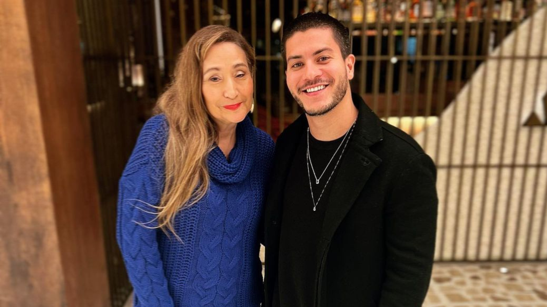 Ex-BBB Arthur Aguiar tem jantar íntimo com Sonia Abrão: “Adorei”