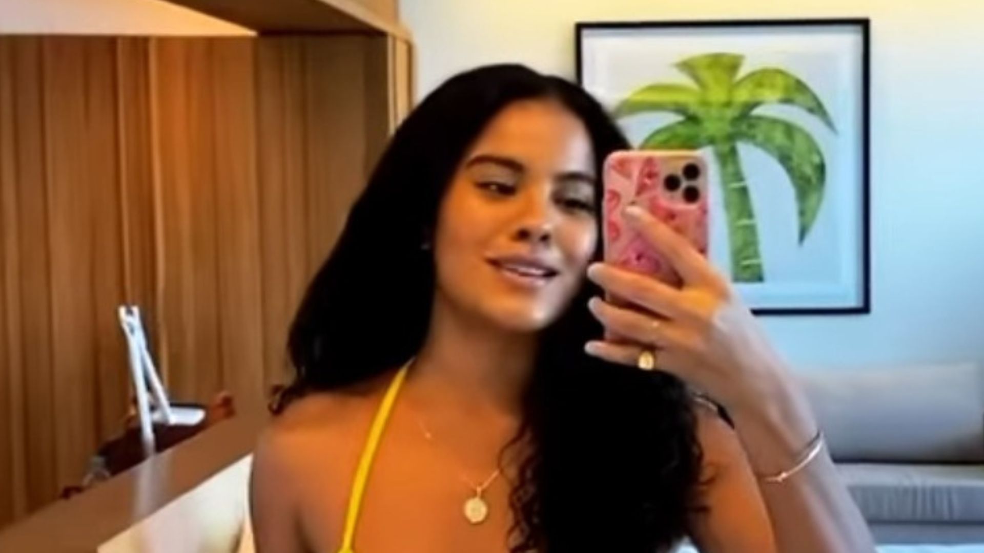 Muda em ‘Pantanal’, Bella Campos entra ‘na onda’ e ostenta corpão em biquíni fininho; veja