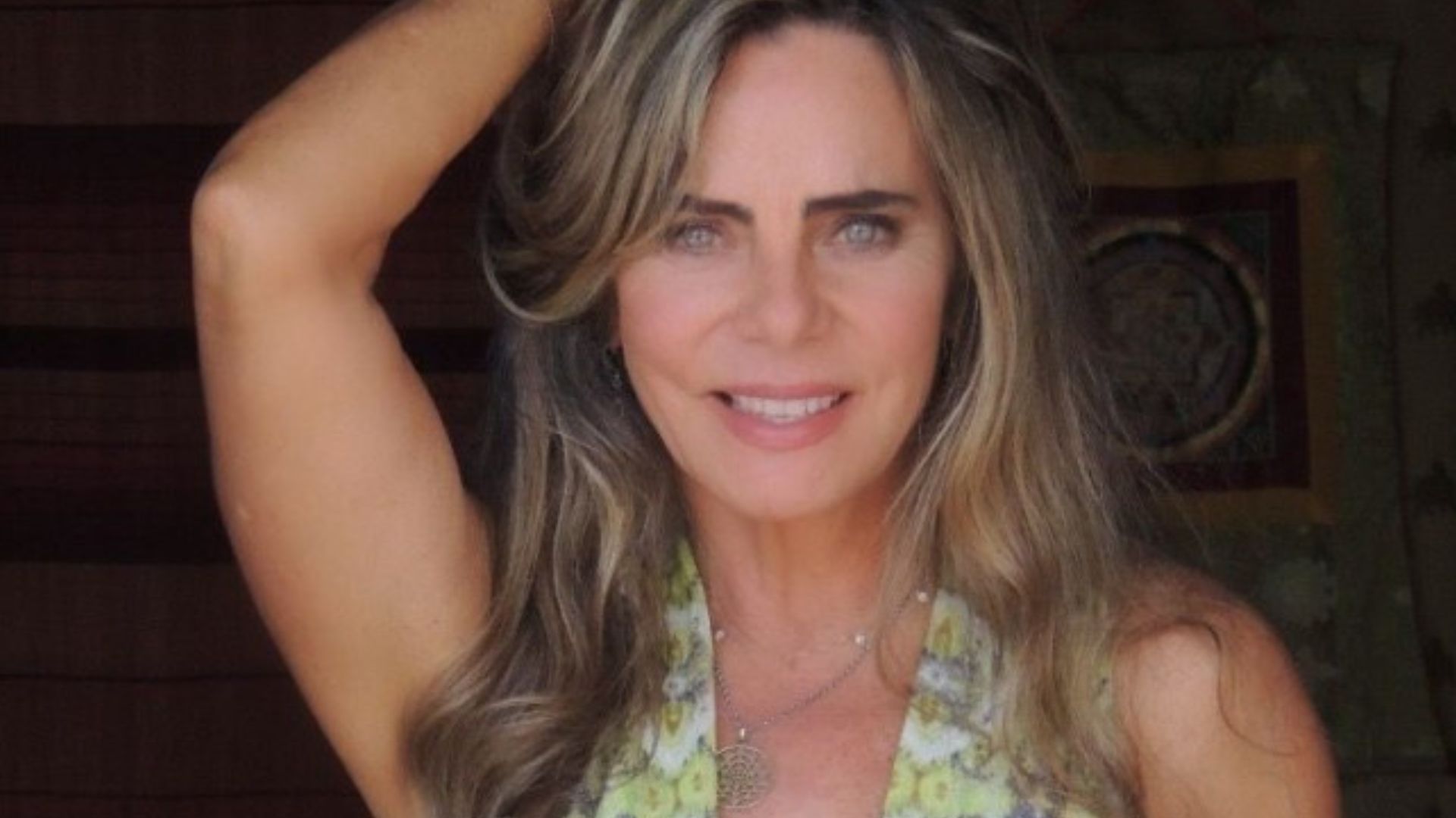 Aos 70 anos, Bruna Lombardi levanta o vestido e exibe pernões em forma: “Abundância”