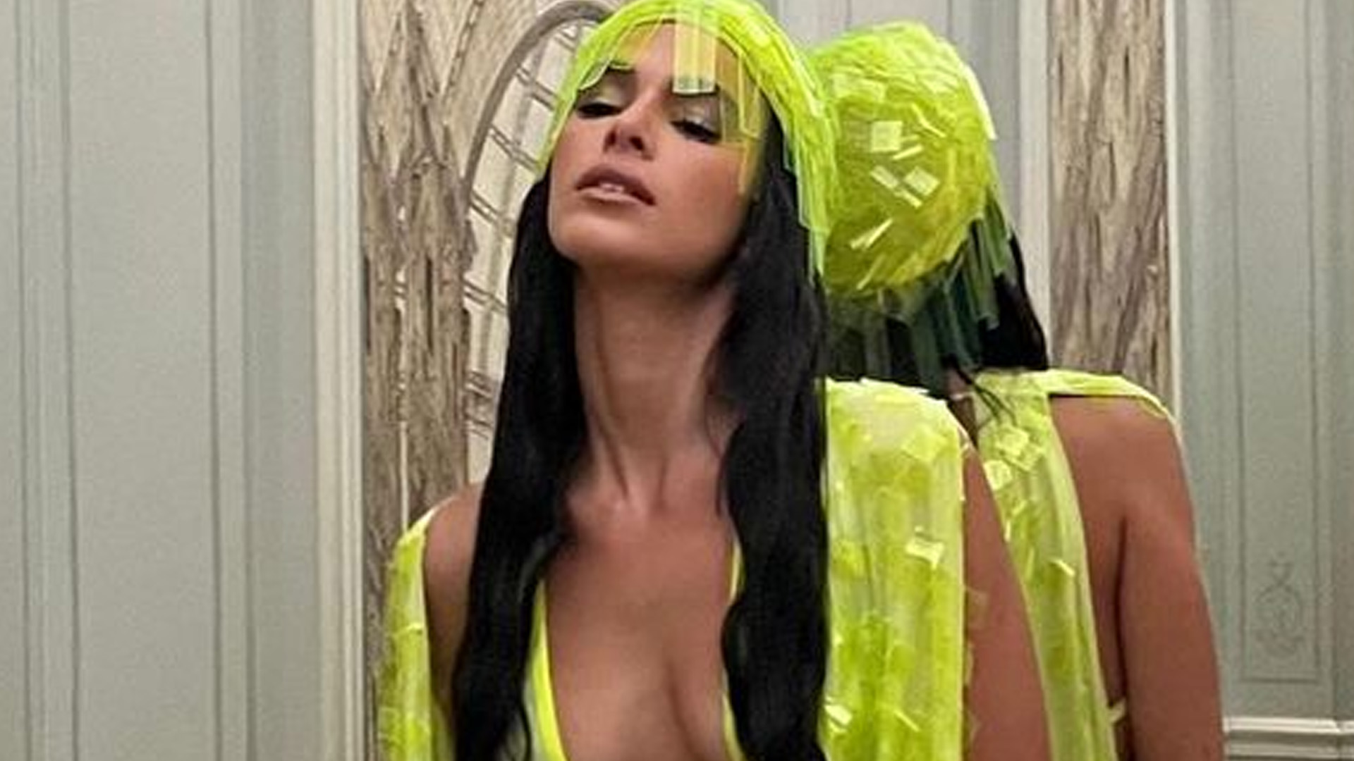 Bruna Marquezine aparece com decote cruzado em vestido neon: “A mais bela”