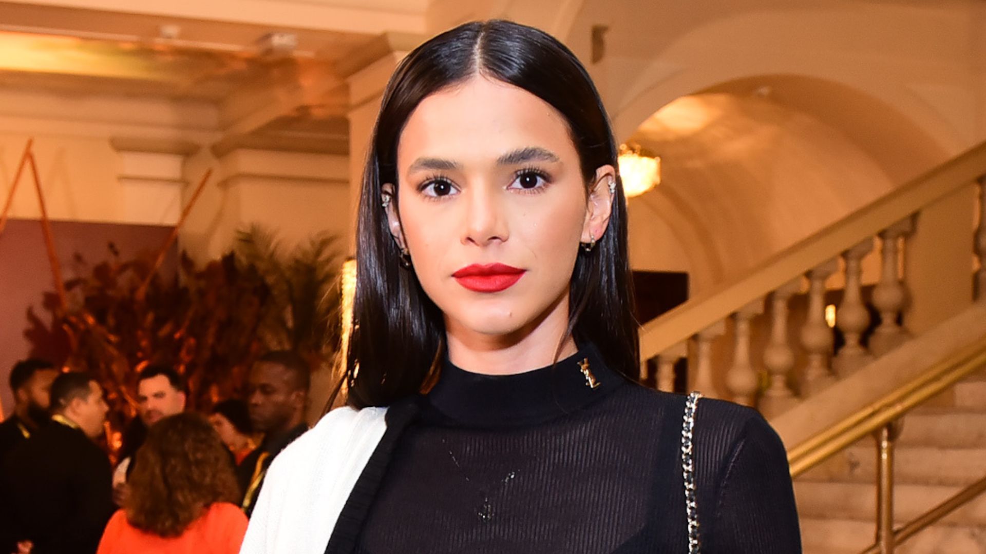 Ousada! Bruna Marquezine surge com vestido transparente e deixa roupa íntima aparecer