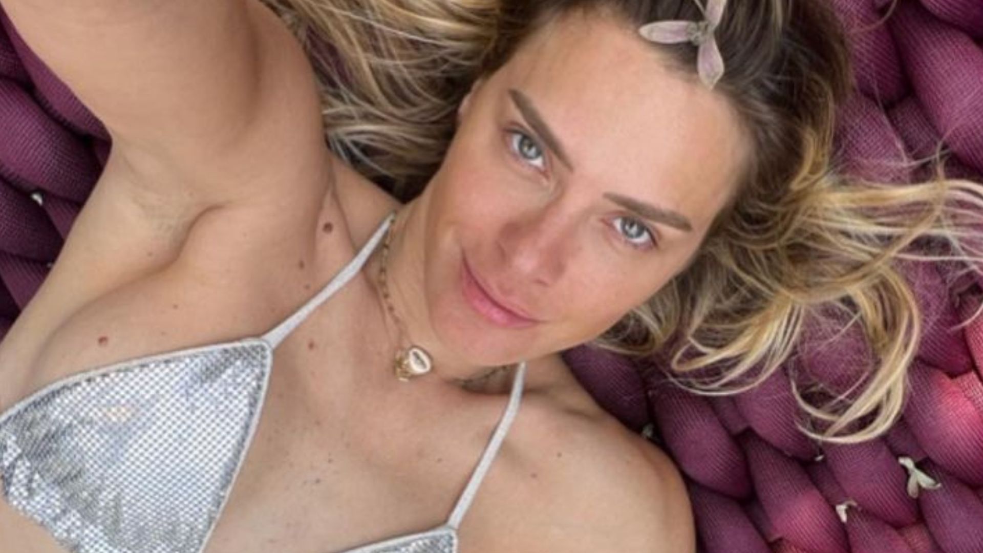 De cara lavada, Carolina Dieckmann choca ao posar de biquíni: “Cada dia mais jovem”