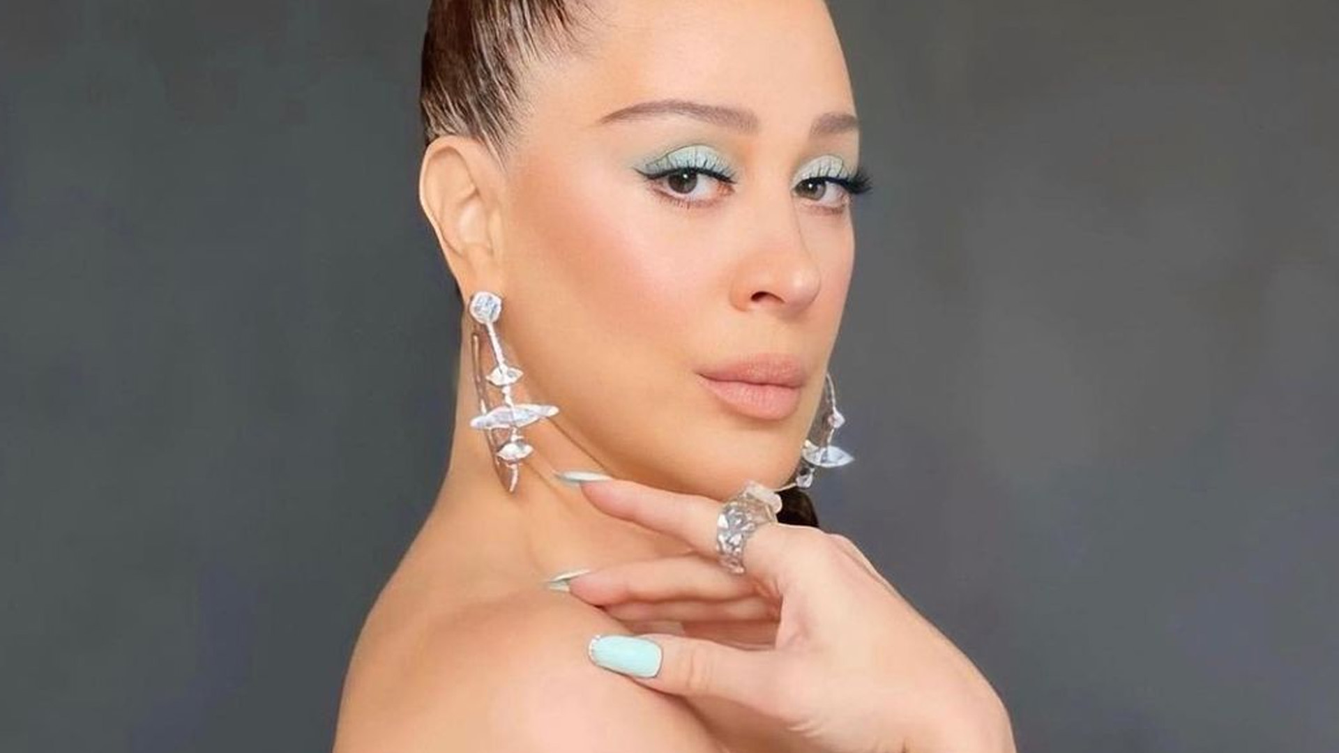 Aos 55 anos, Claudia Raia posa de topless e fãs se empolgam: “Um acontecimento”
