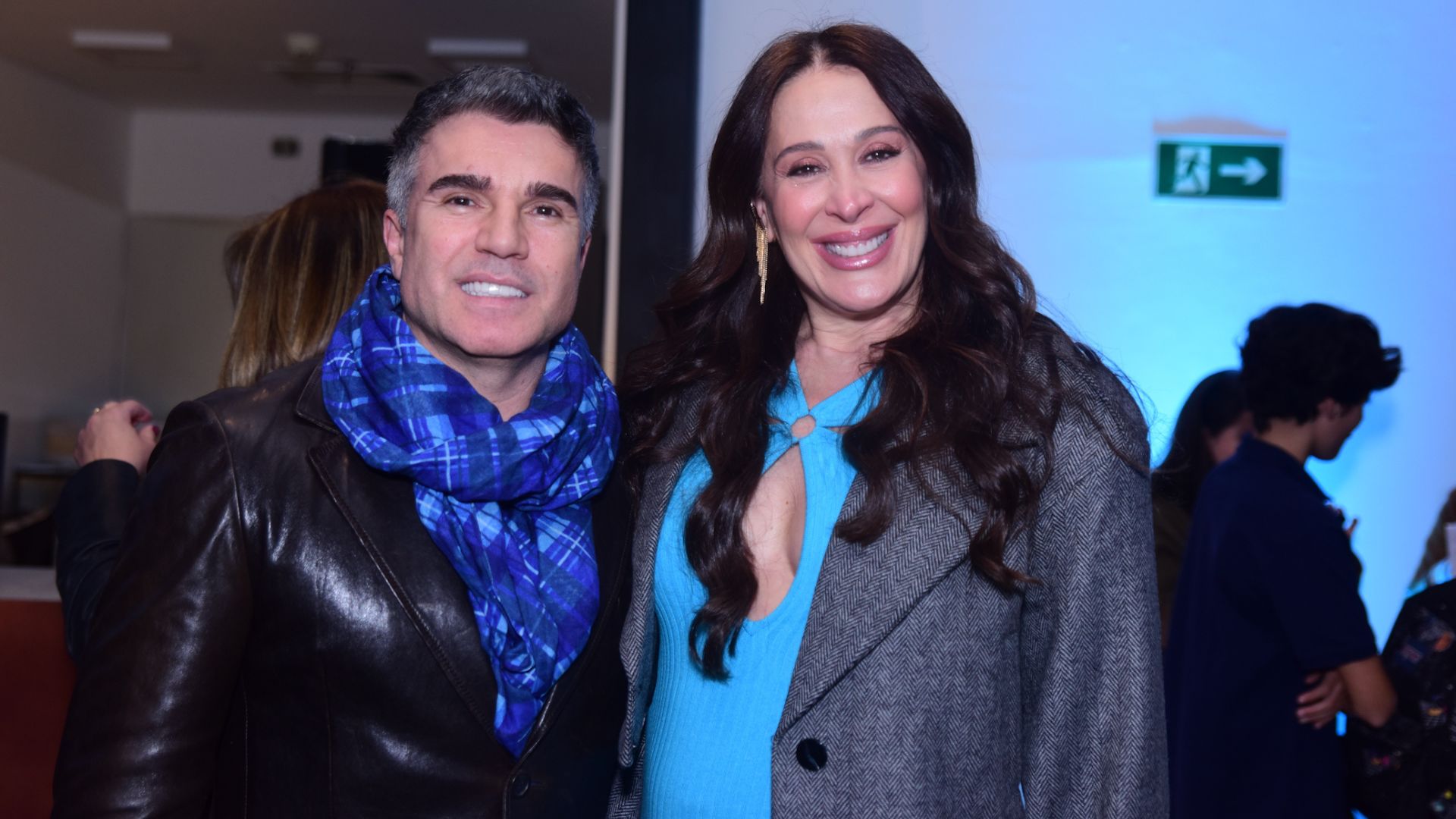 Acompanhada do marido, Claudia Raia exibe barriguinha de grávida com vestido justinho