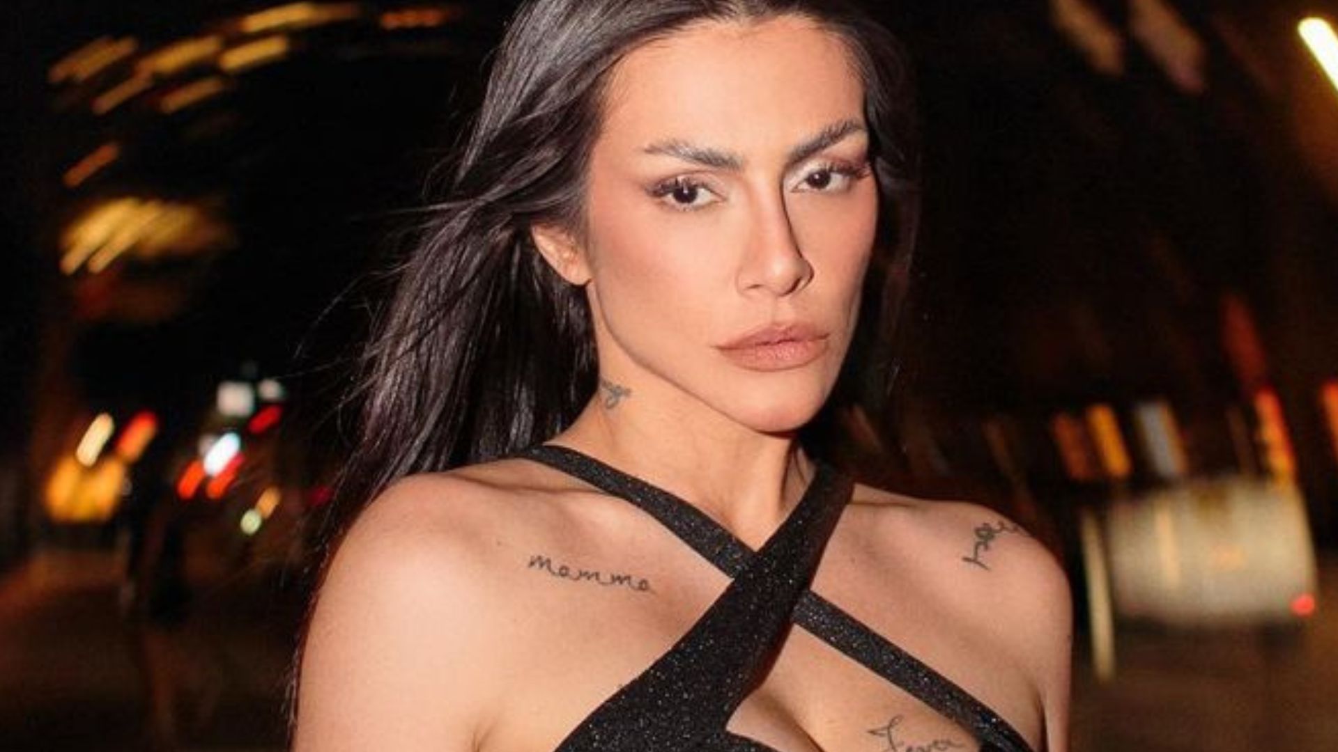 Cleo escandaliza decote à bordo de macacão recortado e fãs suspiram: “Que mulher”