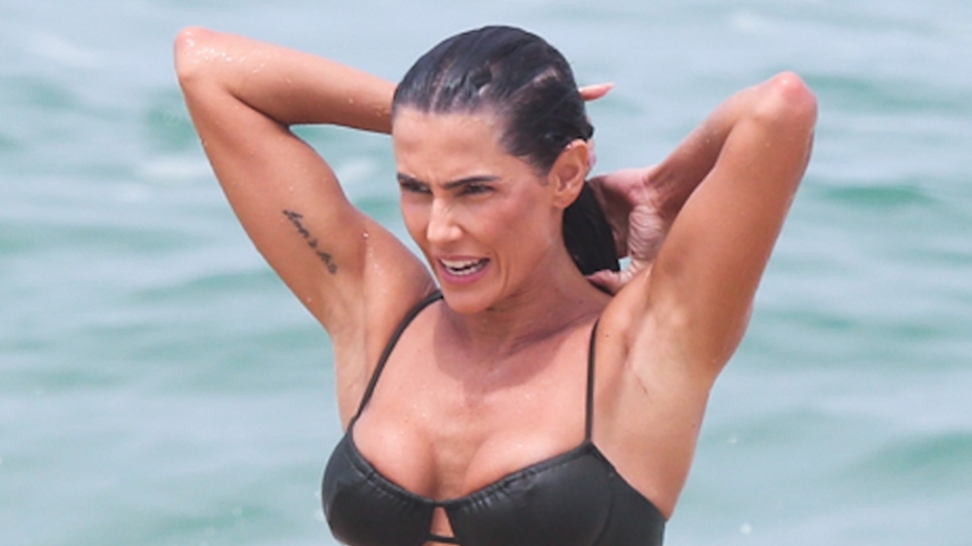 Deborah Secco mostra corpão ao natural de biquíni minúsculo em dia de praia