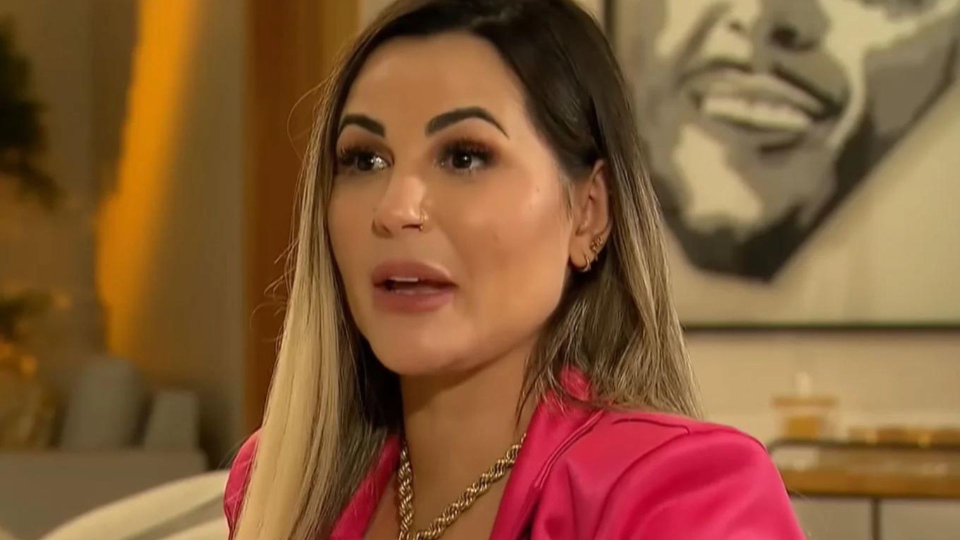 Mensagem subliminar? Deolane Bezerra tem vestido vetado pela Record e se revolta