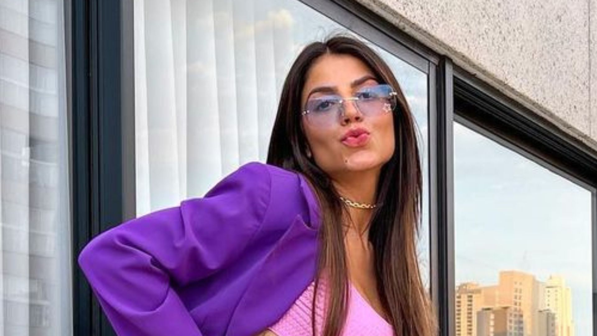 Ex-BBB Hariany Almeida deixa costelas à mostra em look e magreza choca: “Perfeita”