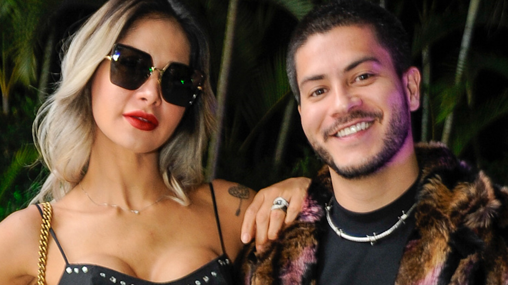 Ex-BBBs Arthur Aguiar e Maíra Cardi roubam a cena em premiação com looks extravagantes