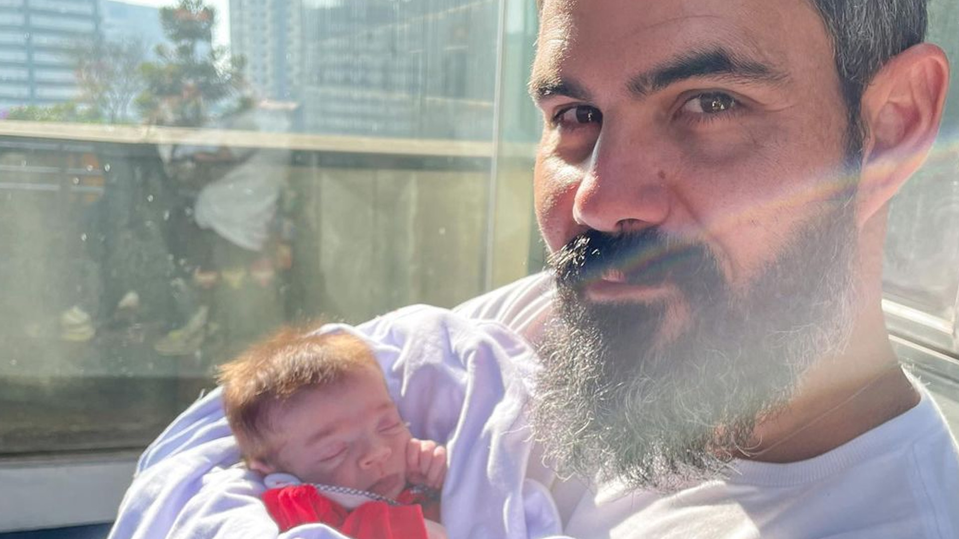 Filha de Juliano Cazarré passa por terceira cirurgia e mãe pede orações: “Será curada”