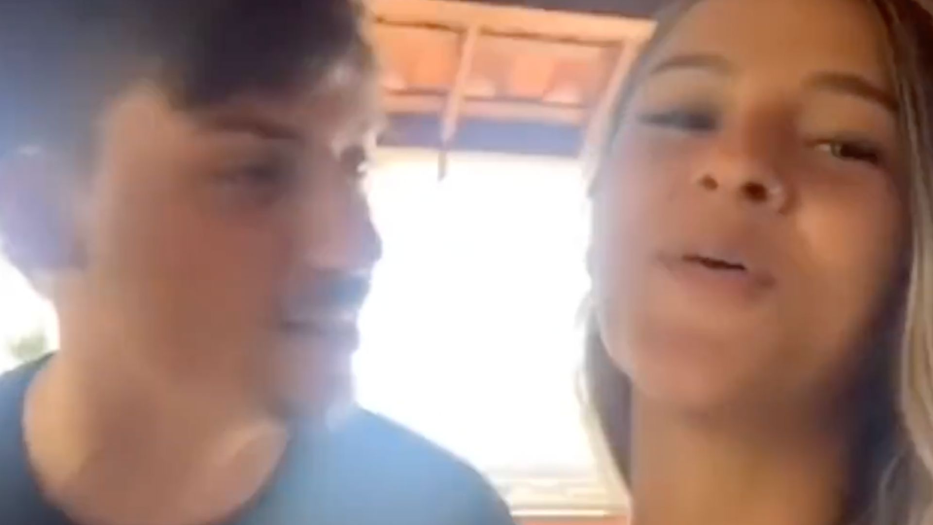 Filho de Bolsonaro pede beijo e leva fora em vídeo: “Se seu pai fosse outro…”