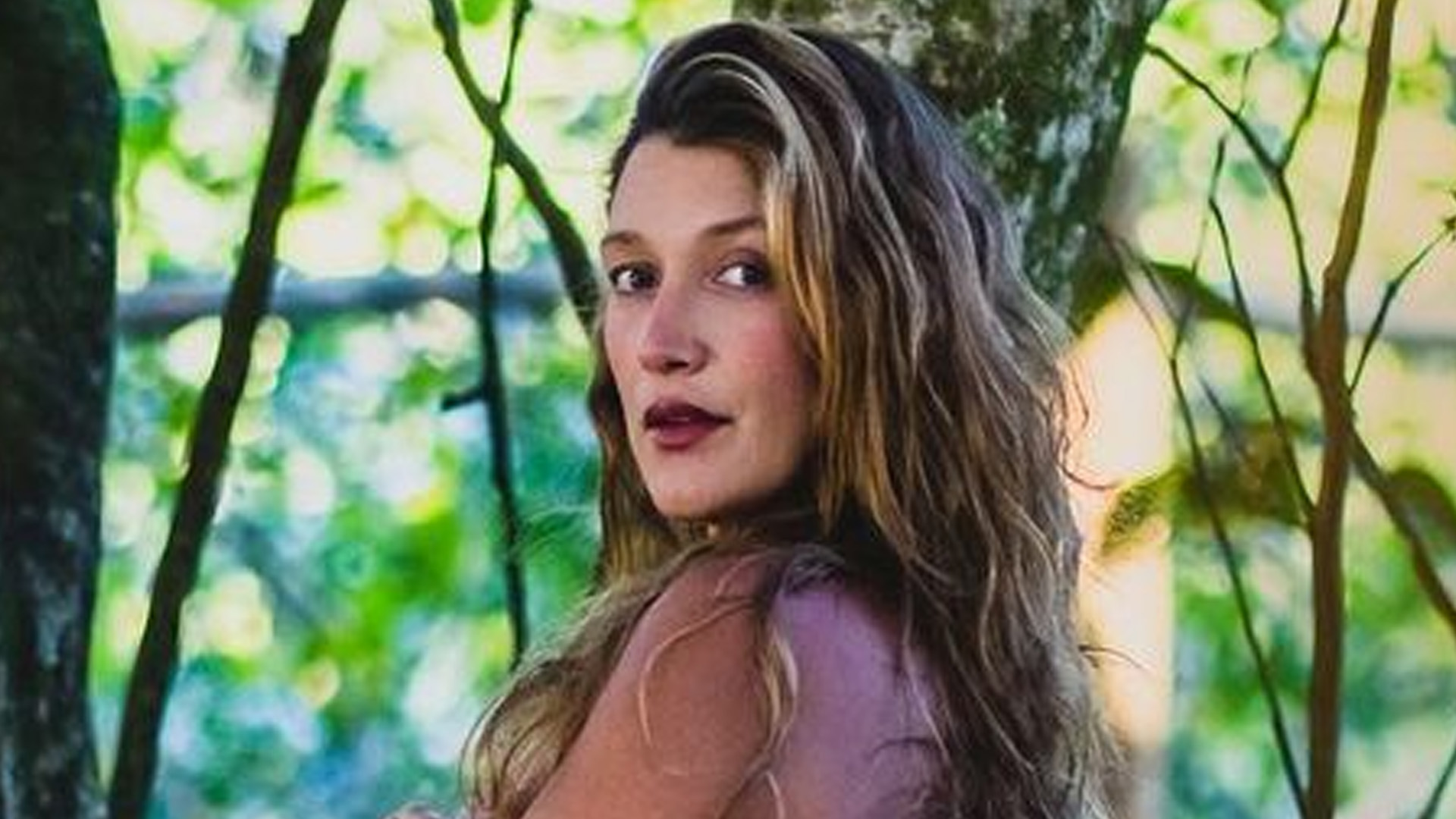 Gabriela Pugliesi aparece de topless em ensaio de gestante: “Deusa”