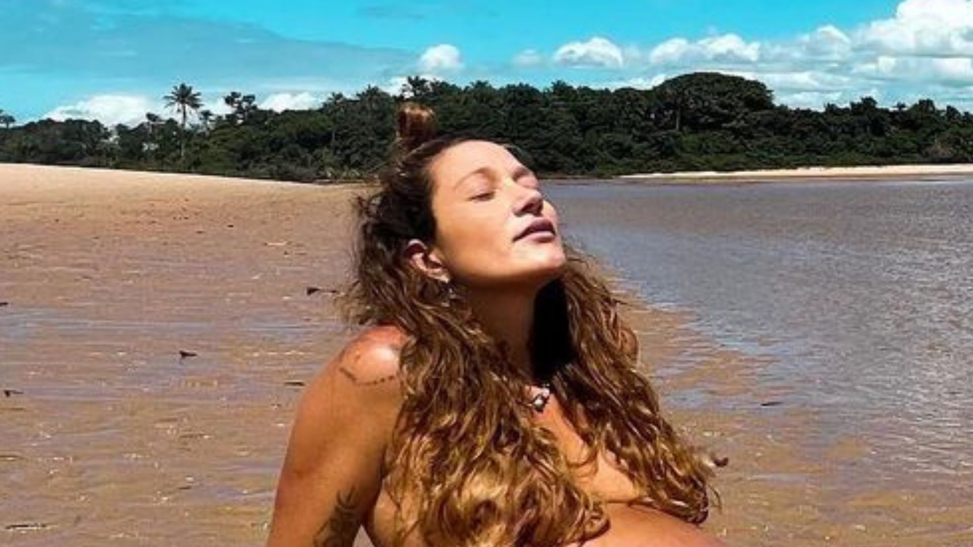 Grávida, Gabriela Pugliesi ostenta barrigão no limite e faz topless na praia: “Deusa”