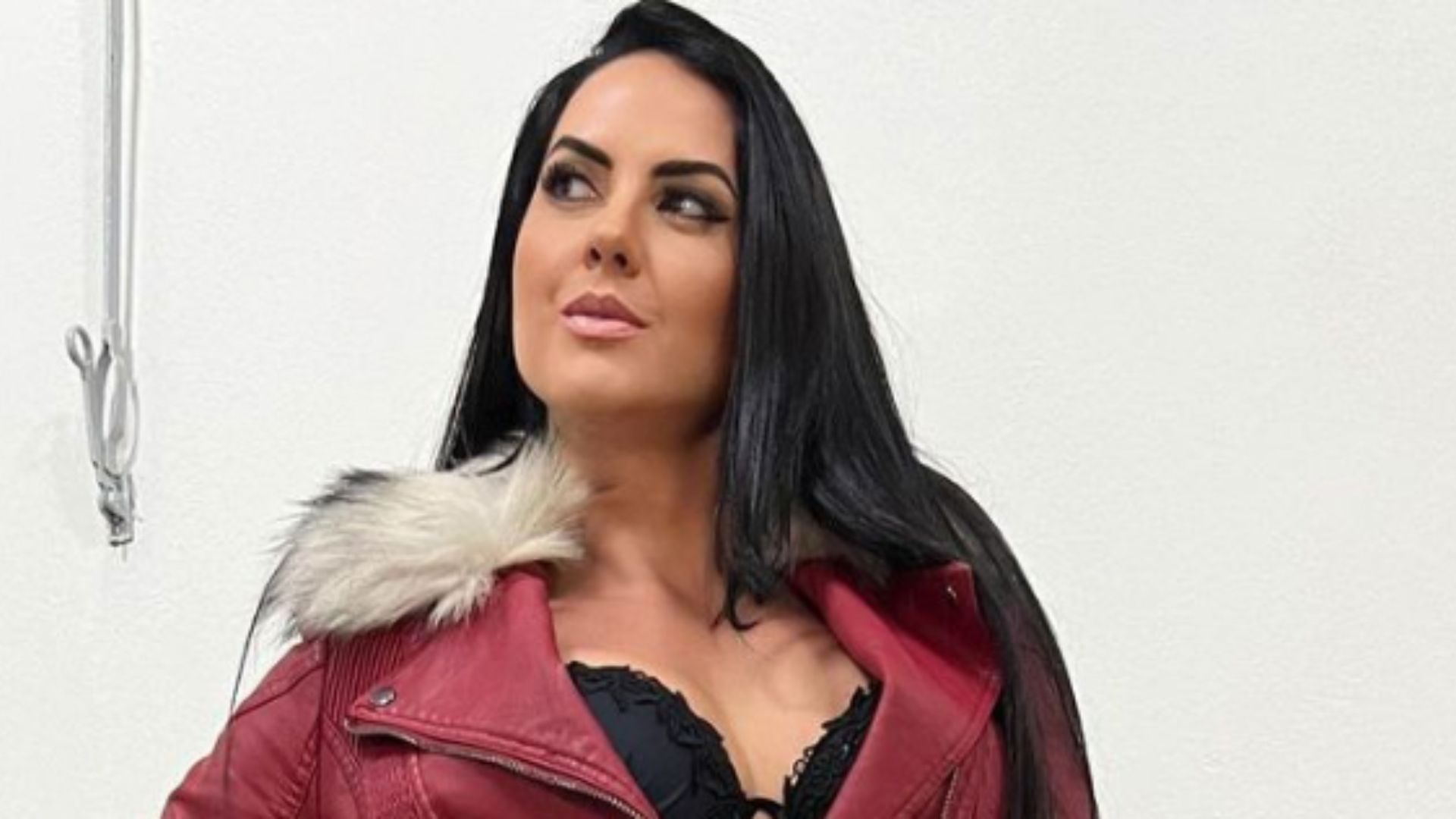 Que isso? Graciele Lacerda gera escândalo ao ir para noitada com sutiã aparecendo: “Linda”