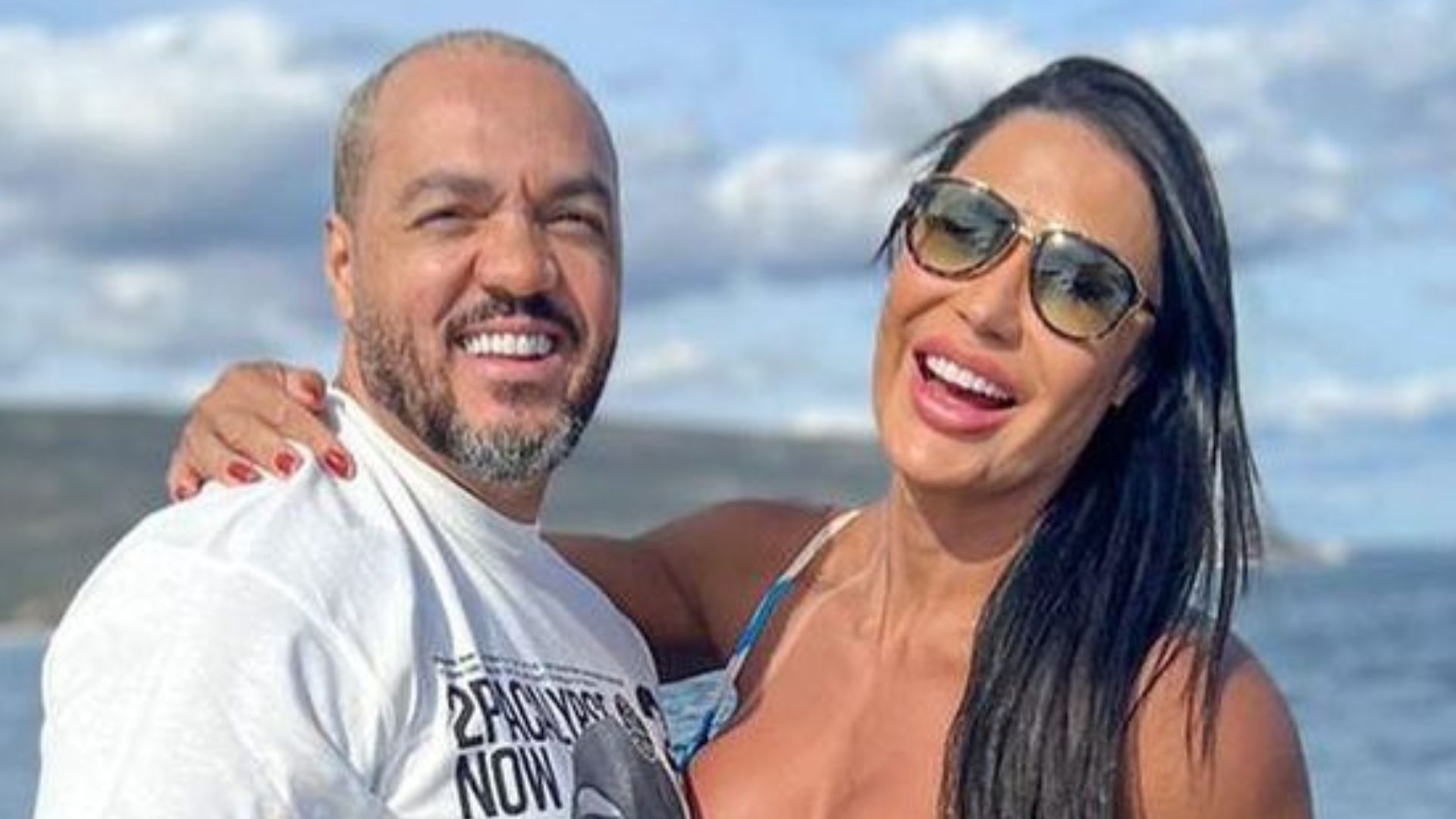 Gracyanne Barbosa agarra Belo e deixa decote à mostra em passeio de barco: “Privilégio”