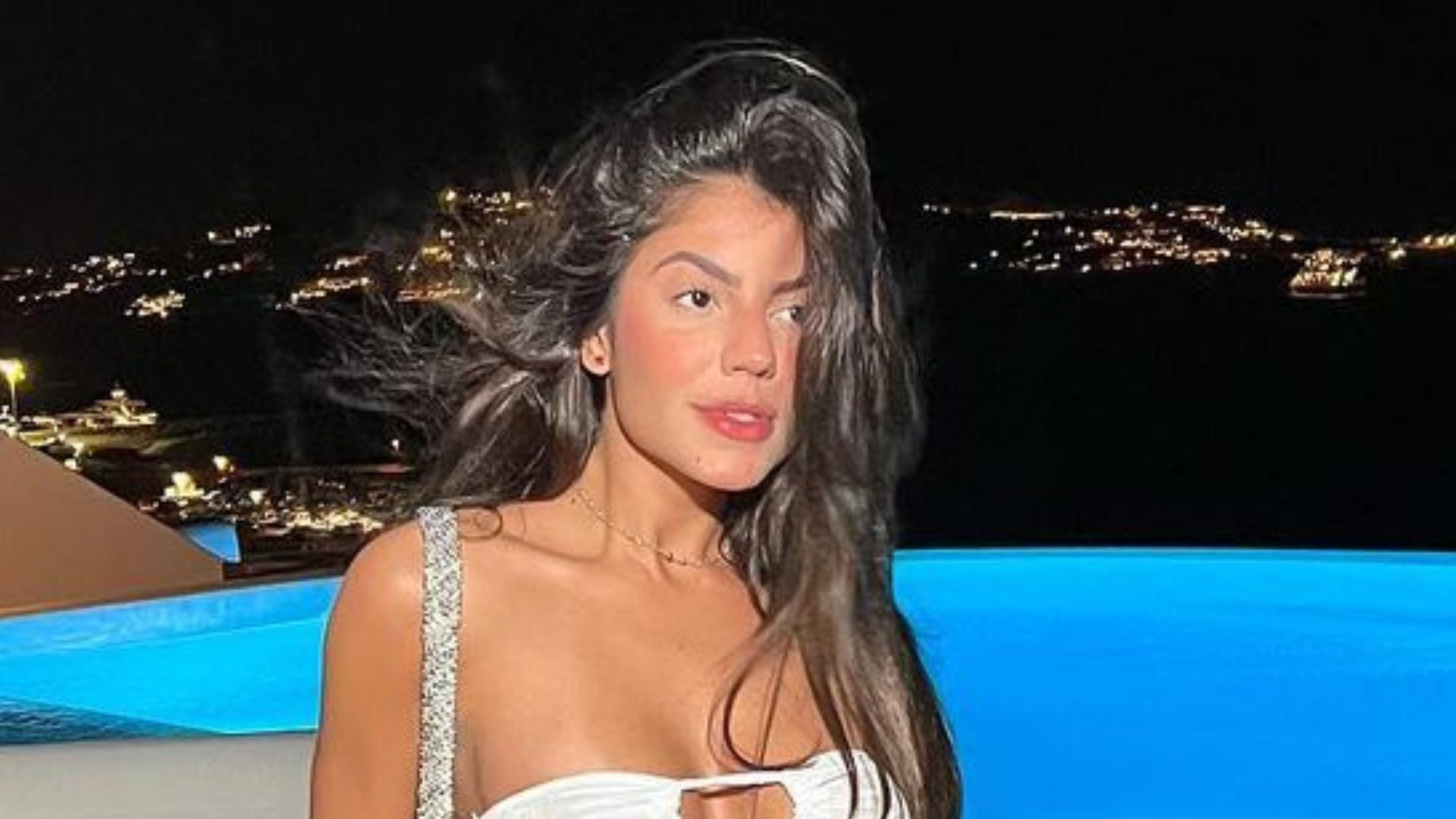 Hariany Almeida elege vestido branco ousado para curtir noitada na Grécia: “Perfeita”