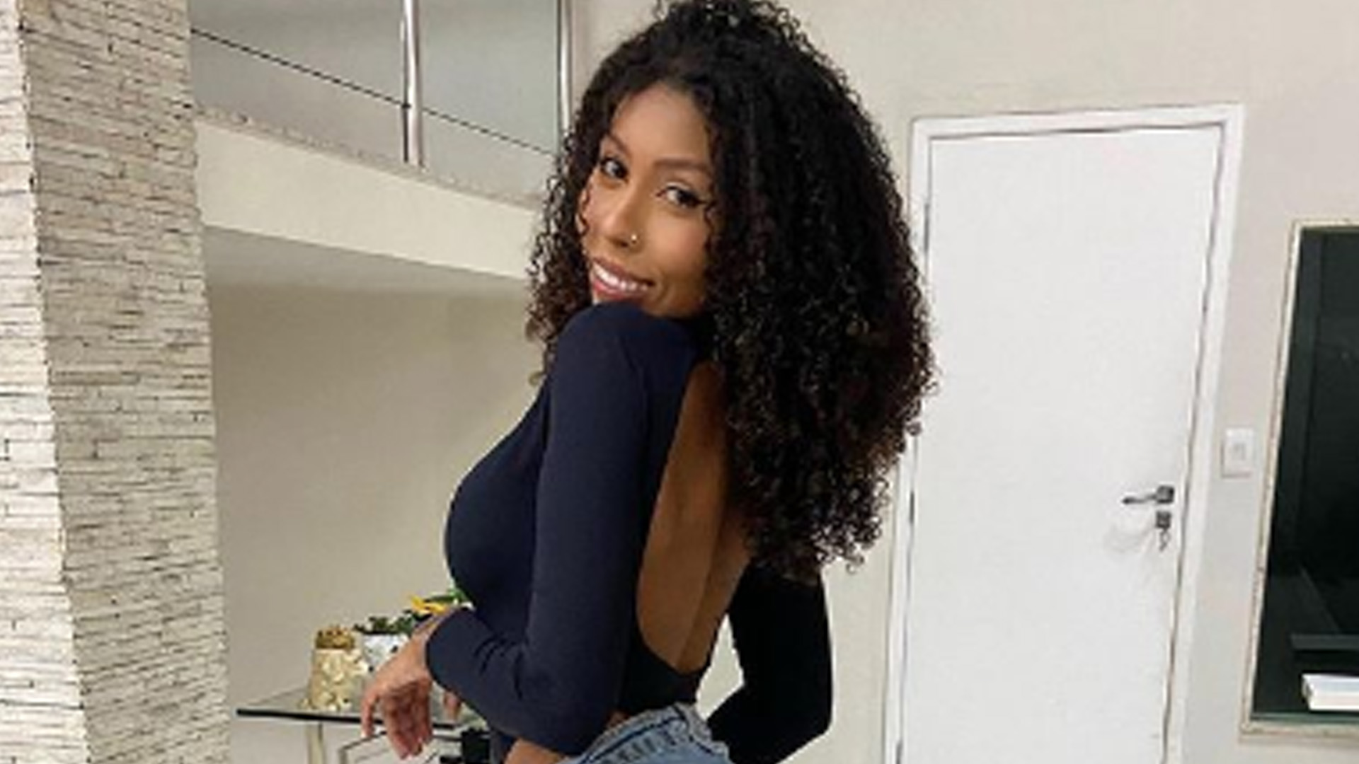 Irmã de Gracyanne Barbosa aposta em shortinho micro e exibe pernões: “Que mulher”
