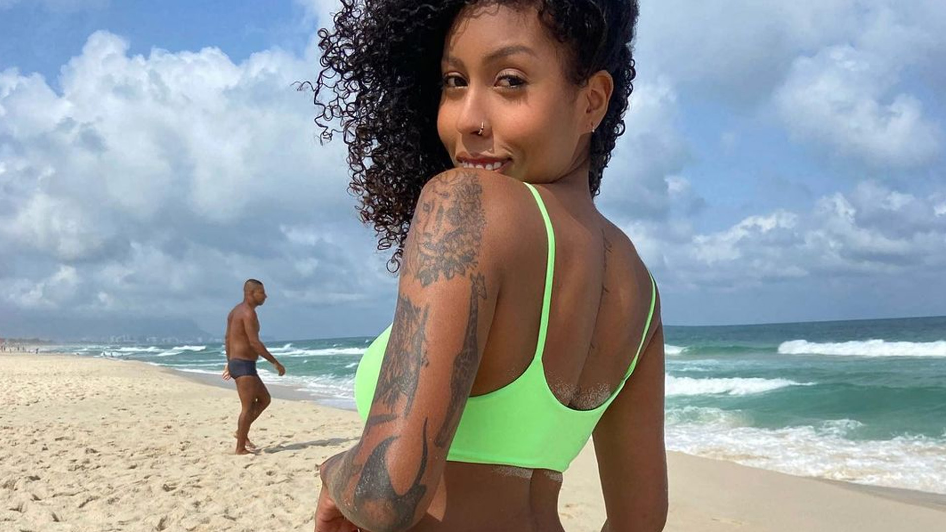 Irmã de Gracyanne Barbosa, Giovanna Jacobina faz biquíni sumir no bumbum: “Incrível”