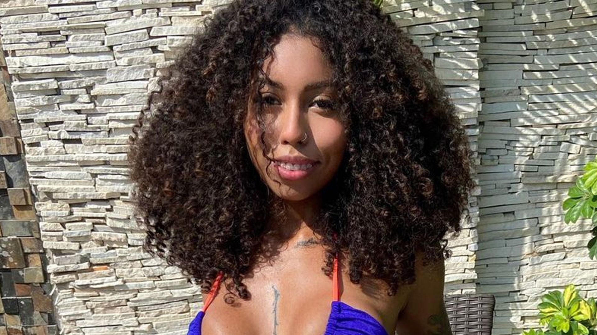 Irmã de Gracyanne Barbosa posa com biquíni cavado e mostra tatuagens estratégicas: “Gata”