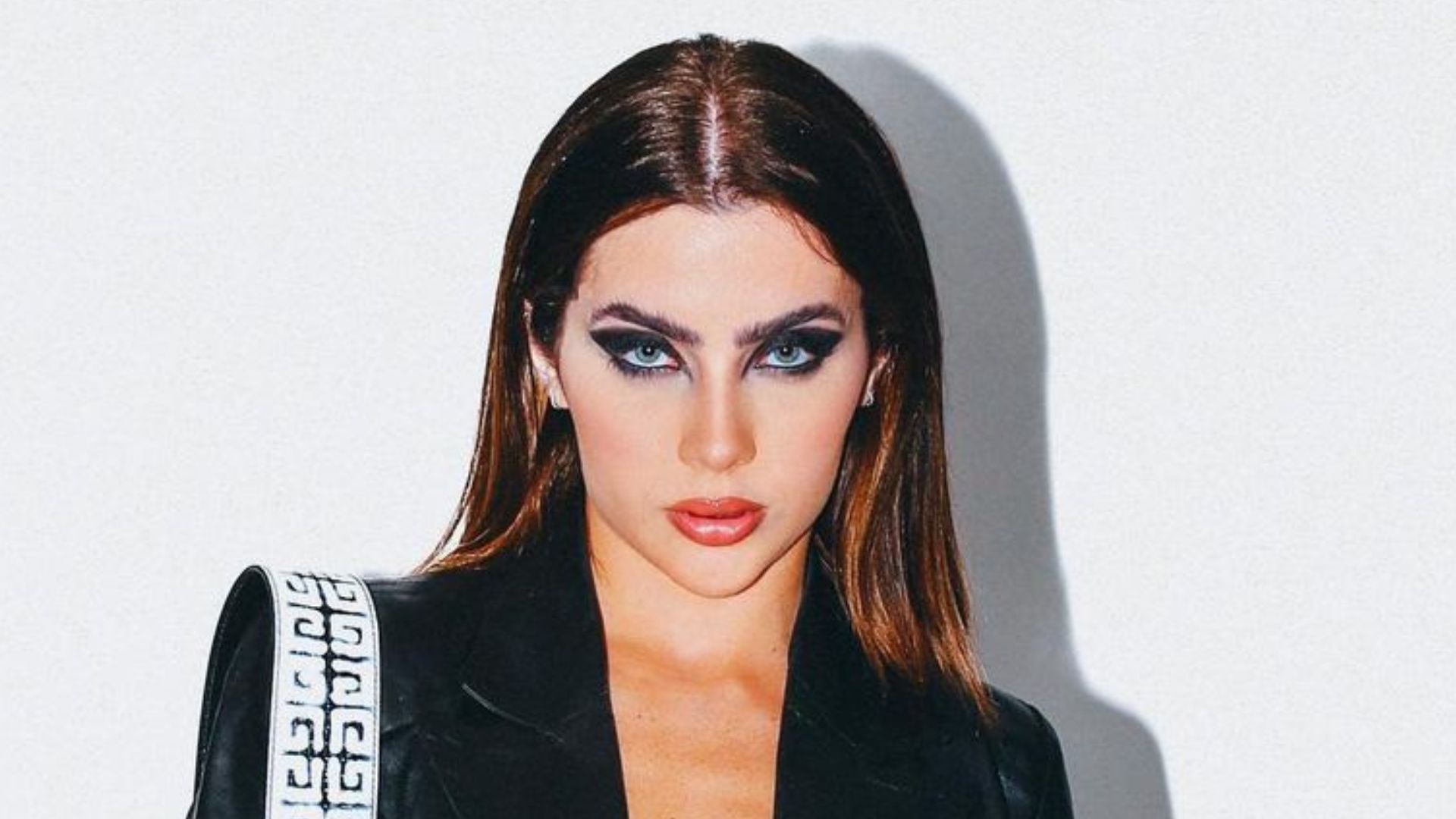 Ex-BBB Jade Picon abre a jaqueta e exibe decote sem sutiã: “Gatona”