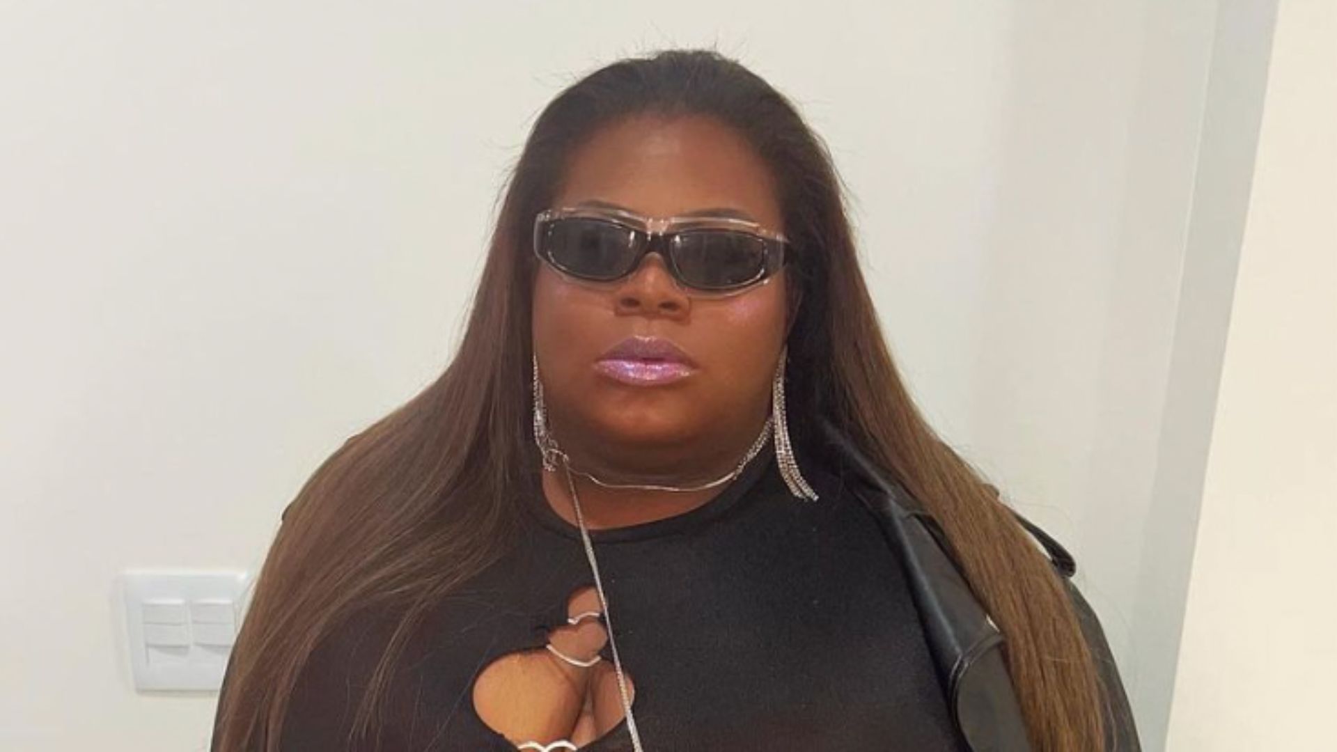 Jojo Todynho dispensa sutiã e posa de body cavado e totalmente transparente: “Espetacular”