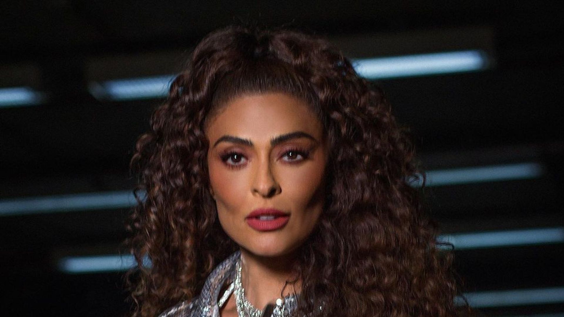 Aos 43 anos, Juliana Paes exibe decotão sem sutiã: “Beldade”