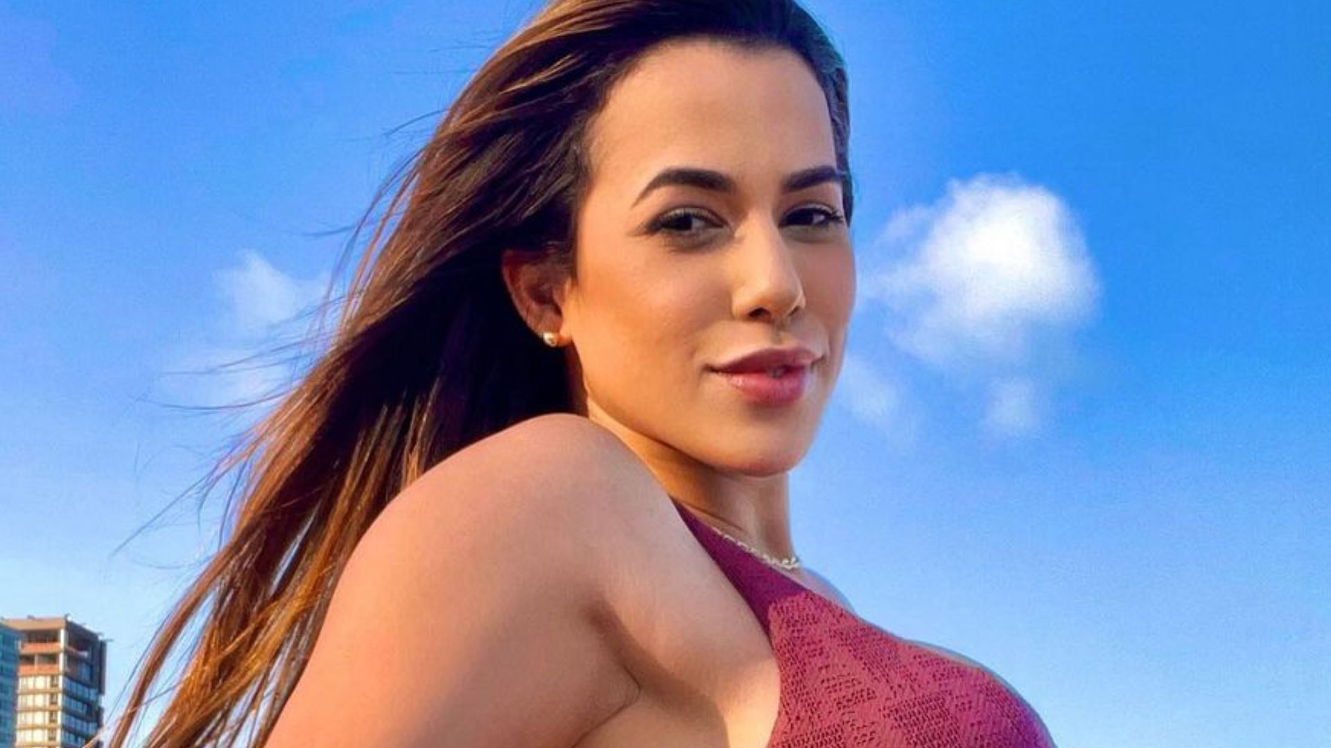 Ex-BBB Larissa Tomásia posa de ladinho e exibe barriga chapada de biquíni: “Diva”