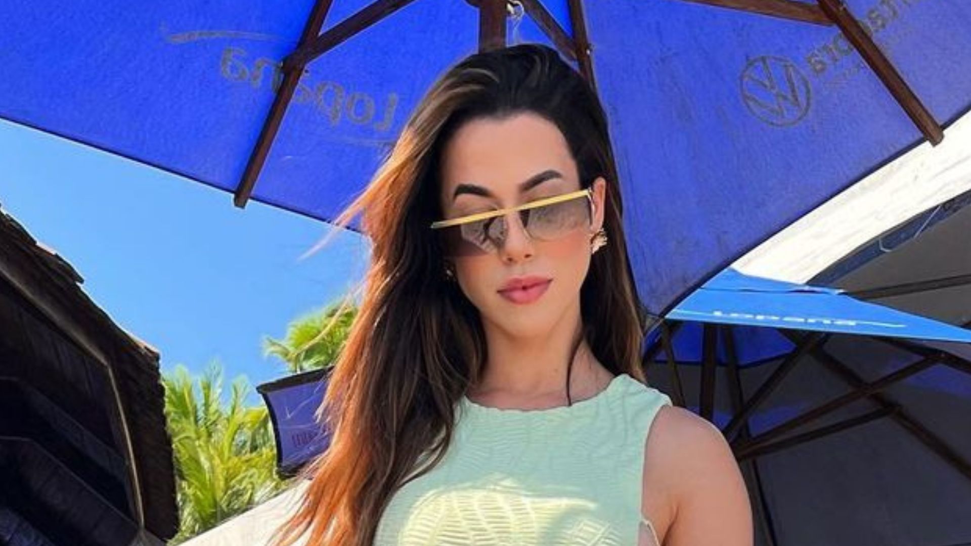 A ex-BBB Larissa Tomásia surge com vestidinho aberto e mostra pernões: “Que mulher”