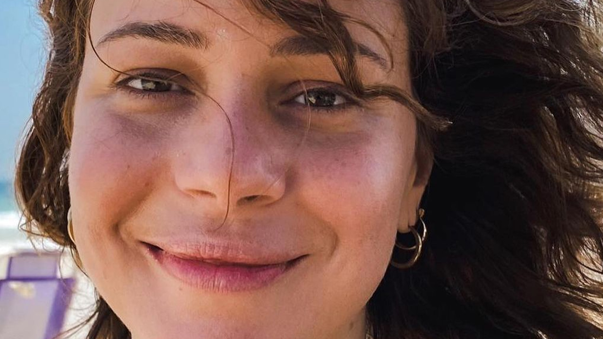 Leandra Leal completa 40 anos e mostra rosto sem retoques: “Muito protetor”