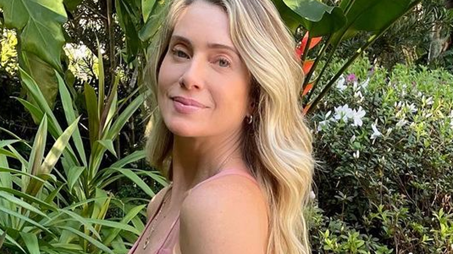 Aos 49 anos, Leticia Spiller abre camisa e exibe decotão: “Parece uma menina”