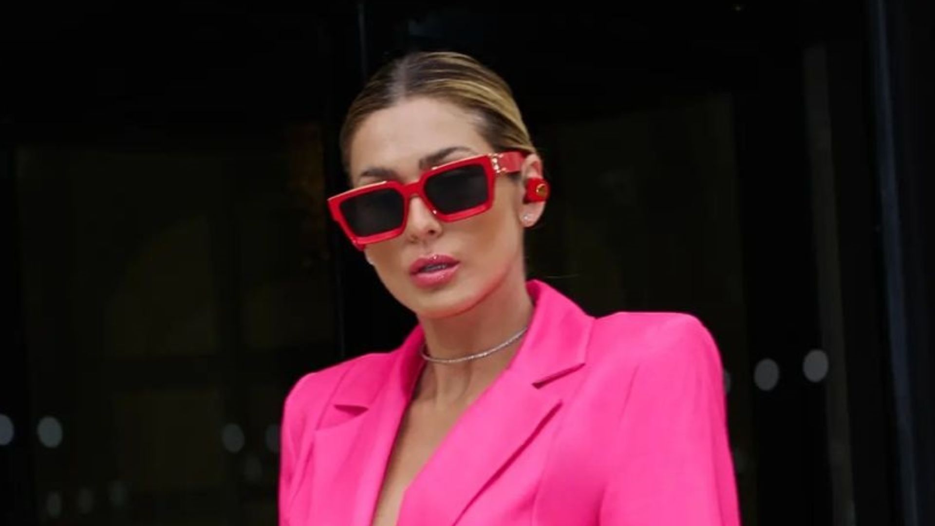 Lívia Andrade dispensa sutiã e deixa quase tudo à mostra durante viagem em Paris: “Gata”