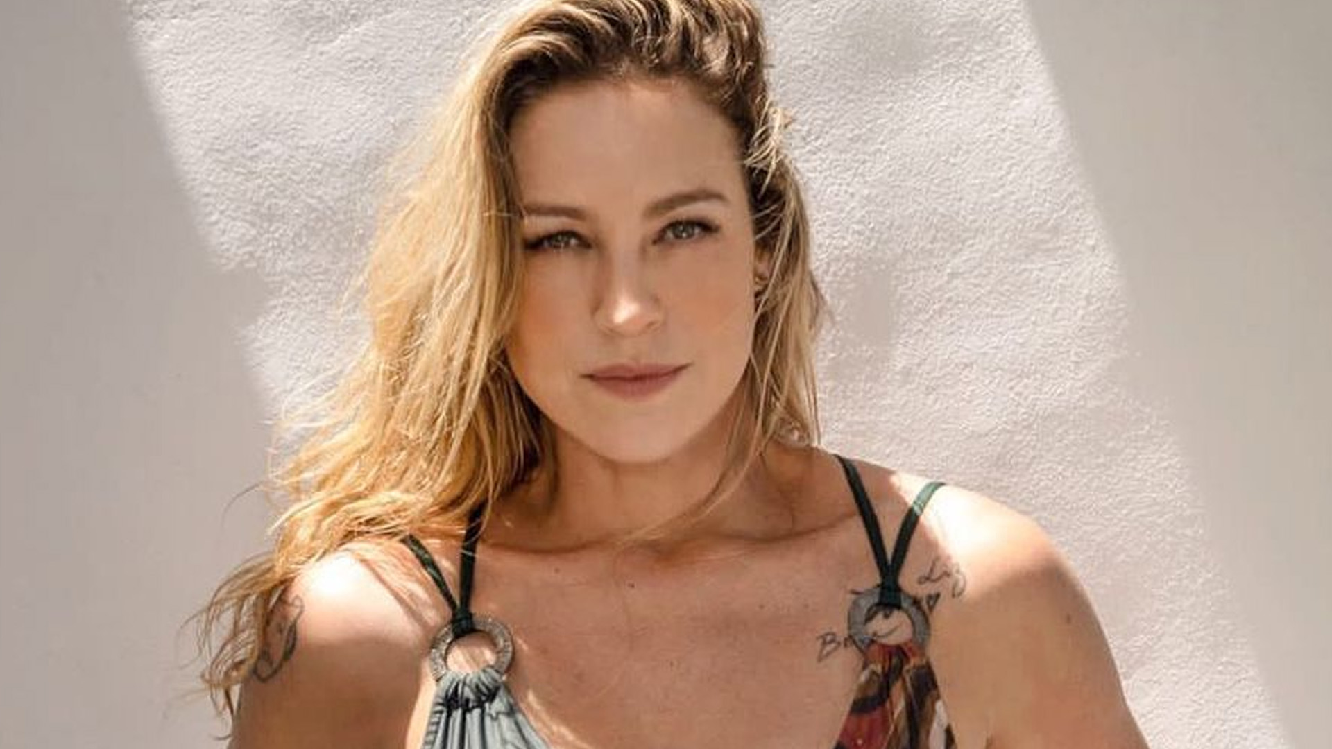 Luana Piovani mostra decotão de maiô cavado aos 46 anos: “Belíssima”
