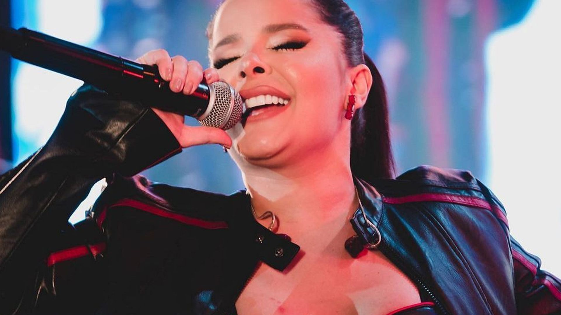 Toda de couro, Maraisa aposta em decotão e microvestido em show: “Coisa mais linda”