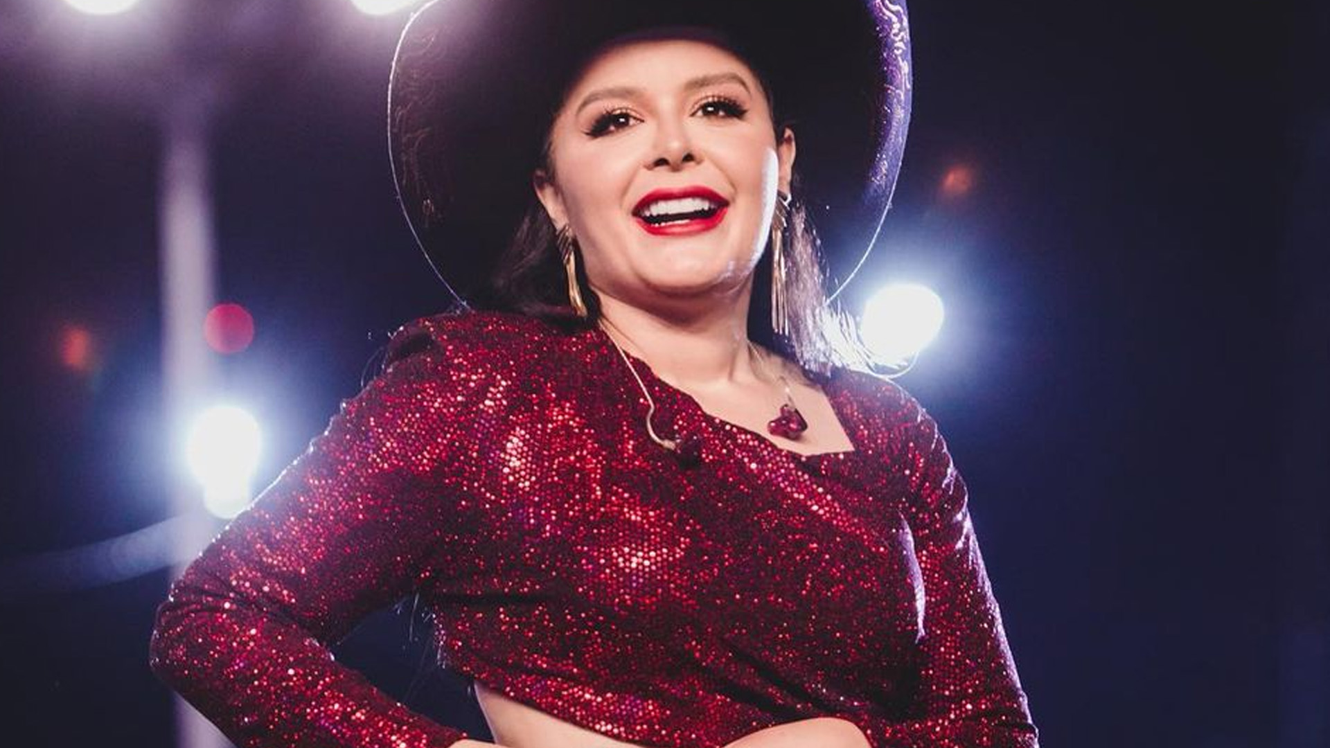 Maraisa arrasa com vestido fendado em show e Danilo Gentili baba: “Rainha”