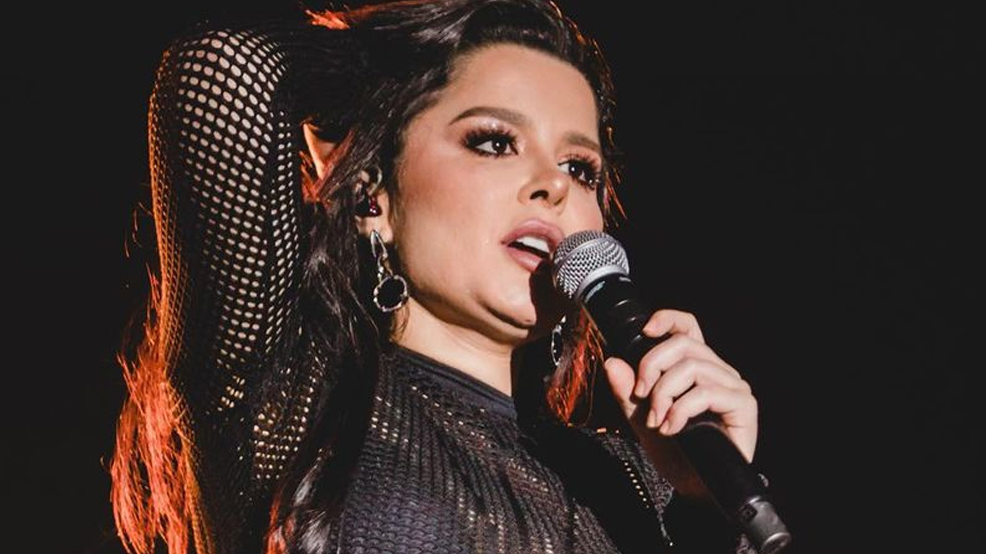 Maraisa faz show com look transparente e destaca decotão: “Cada dia mais linda”